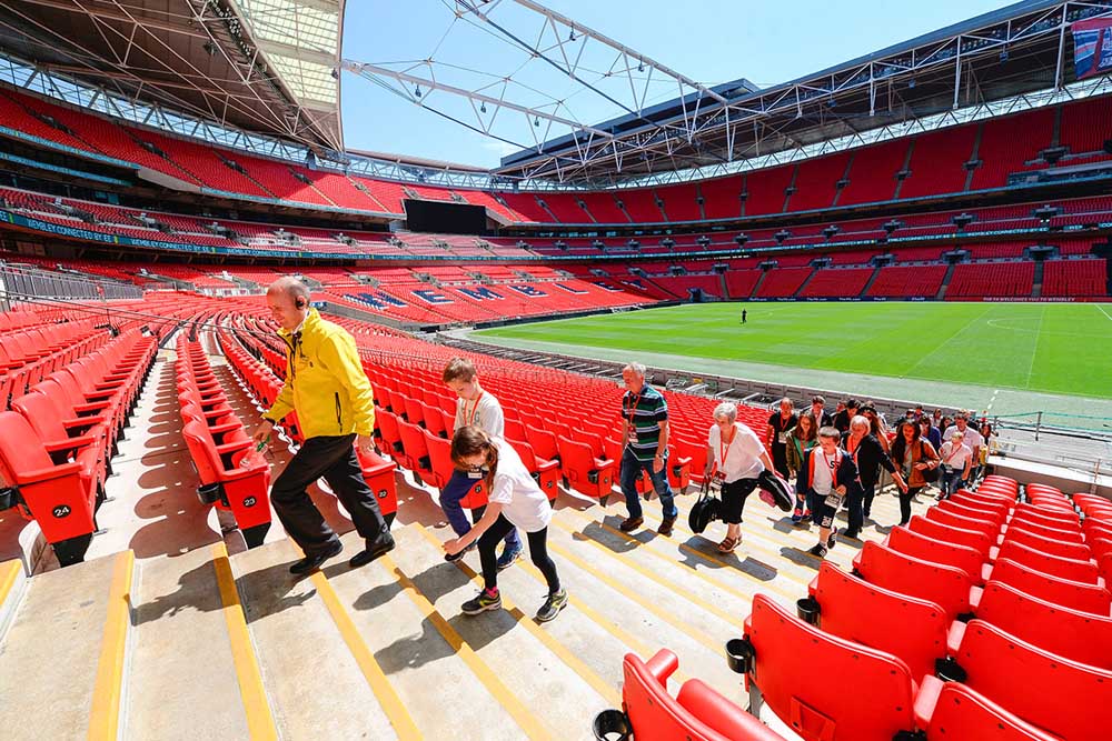 Stadium tour. Стадион Wembley. Уэмбли чей стадион. Стюарт на стадионе Уэмбли. Перед заездом на стадионе «Уэмбли»,.